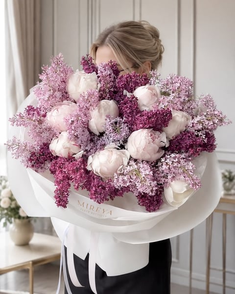 Bouquet premium de roses et pivoines noué main — Mireya